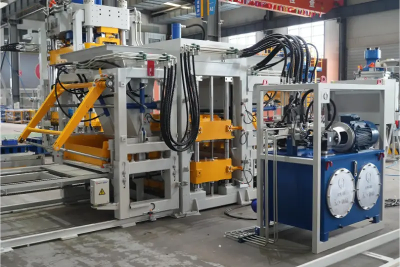 Nguatake industri bata lan ubin liwat manufaktur cerdas: Lini produksi bata Zenith QT10 mbentuk maneh lanskap produksi ijo.